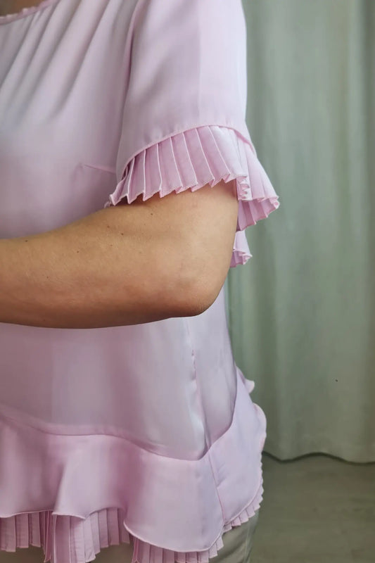 BLUSA COM FOLHOS PLISSADOS COR DE ROSA