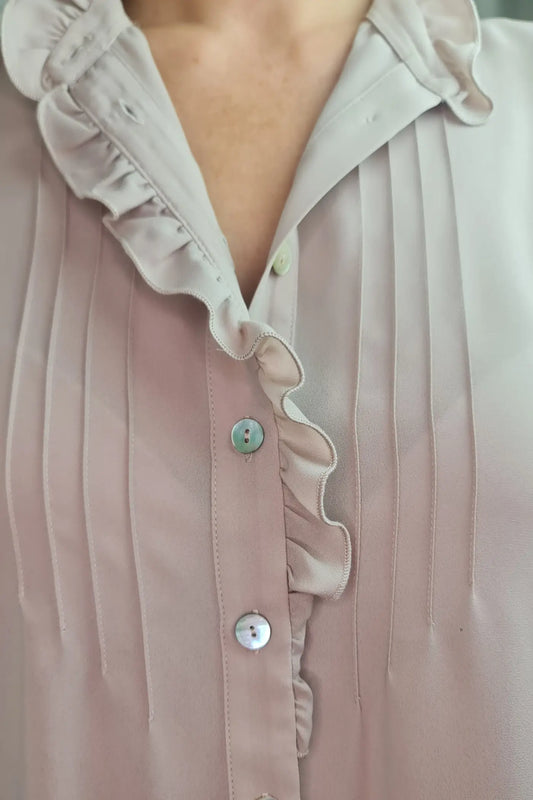 BLUSA COM MINI FOLHOS E NERVURAS BEGE