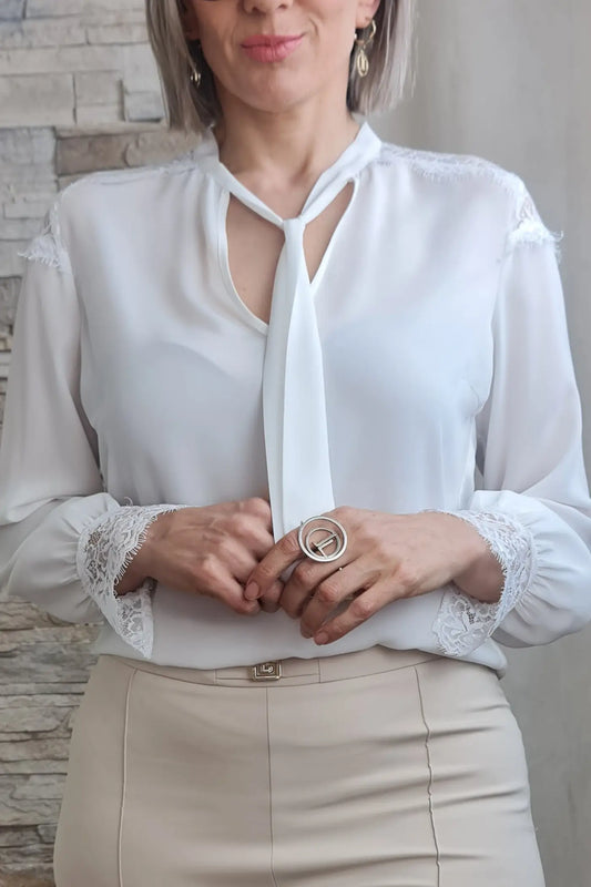 BLUSA COM RENDA NOS OMRBOS