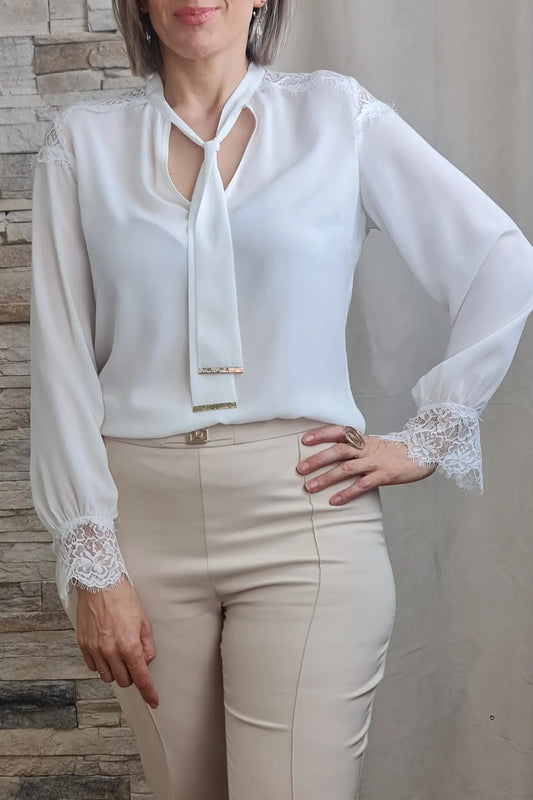BLUSA COM RENDA NOS OMRBOS