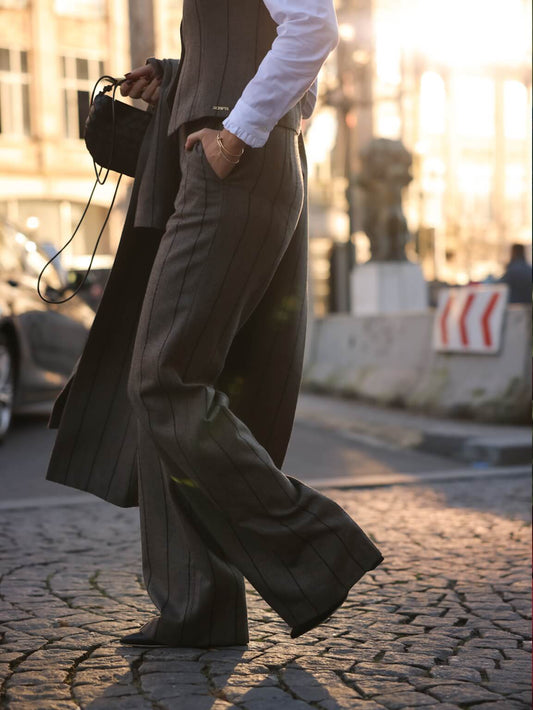 CALÇAS DE RISCAS COM CORTE RETO