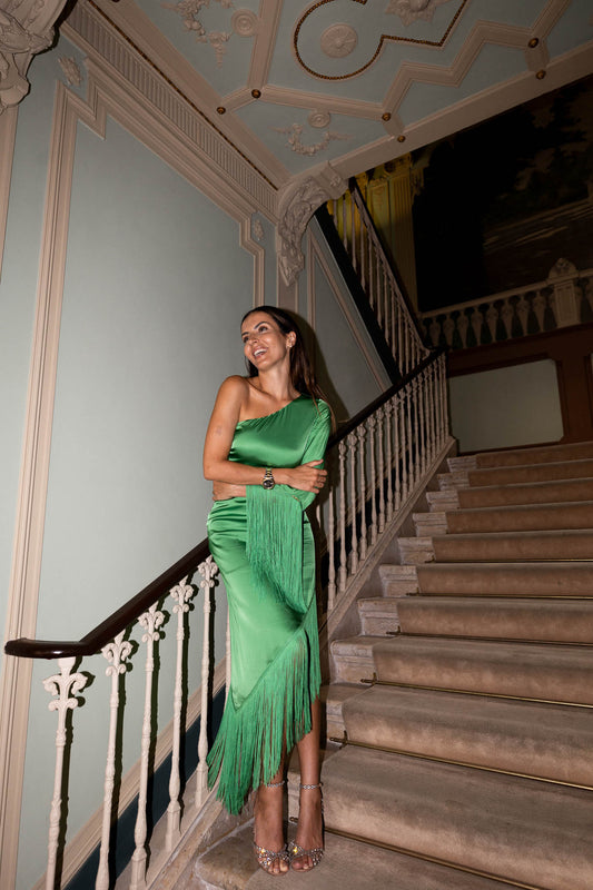 Vestido assimétrico com pormenor de franjas