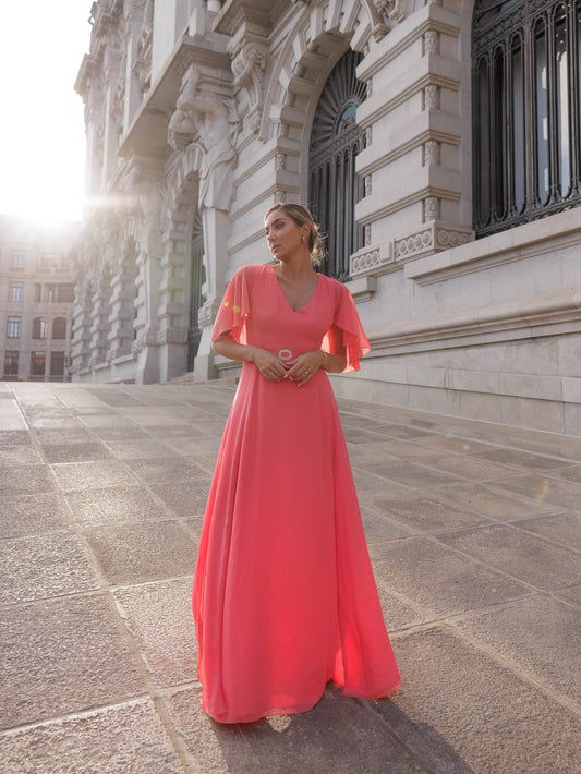 Vestido comprido com detalhe de aplicação no cinto