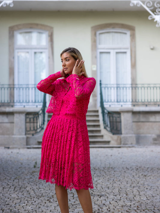 Vestido curto em renda