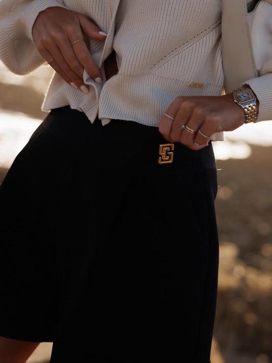 CALÇÕES COM DETALHE DE PRESILHAS E APLICAÇÃO DOURADA