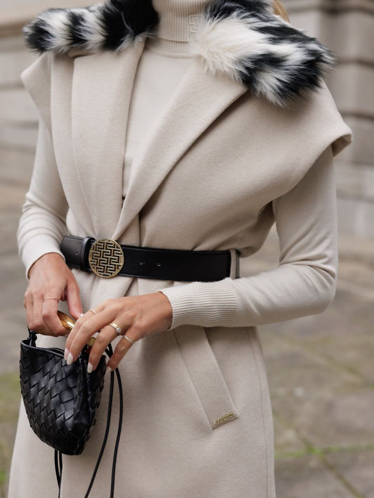 COLETE COMPRIDO COM GOLA EM PÊLO BEGE