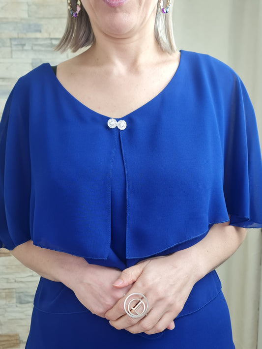 VESTIDO AZUL COM EFEITO CAPA E DETALHE BRILHANTE