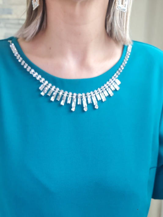 VESTIDO VERDE COM DETALHE DE COLAR DE BRILHANTES