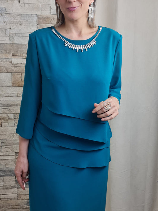 VESTIDO VERDE COM DETALHE DE COLAR DE BRILHANTES