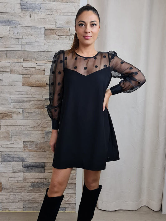 VESTIDO COM MANGAS EM ORGANZA E BOLINHAS