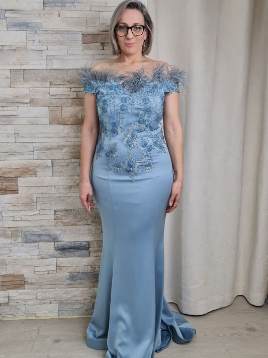 VESTIDO DE CERIMÓNIA COM OMBROS DE PLUMA