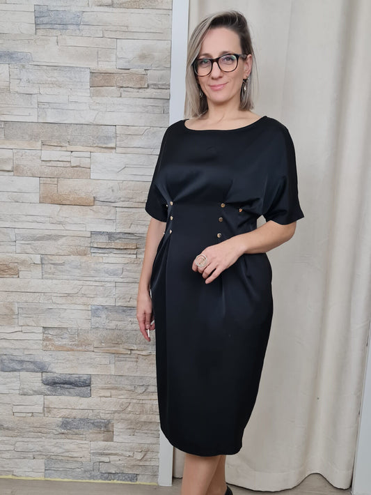 VESTIDO PRETO COM PREGAS E TACHAS