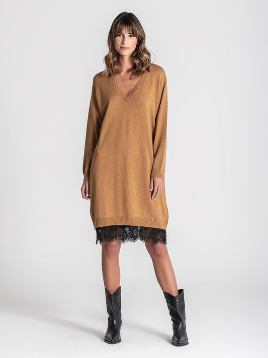 VESTIDO COM RENDA NO FUNDO