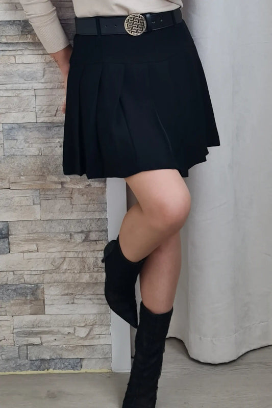 SAIA LISA PRETA DE PREGAS E CINTO