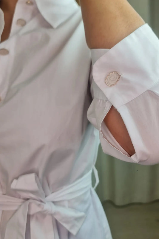 BLUSA COM CINTO E BOTÃO PRATEADO
