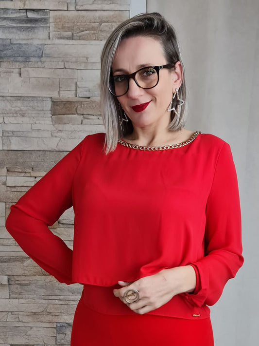 BLUSA VERMELHA COM CORRENTE DOURADA