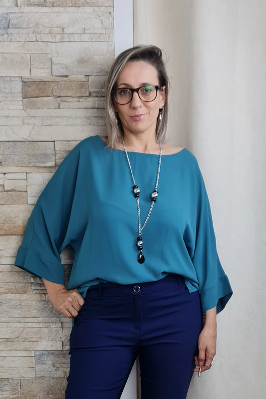 BLUSA COM CORTE QUADRADO E COM COLAR