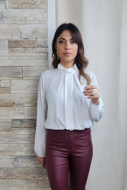 BLUSA BRANCA COM EFEITO DE GRAVATA