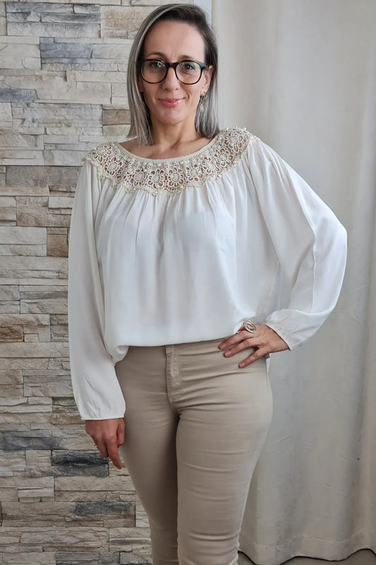 BLUSA COM DETALHE EM RENDA E PÉROLAS