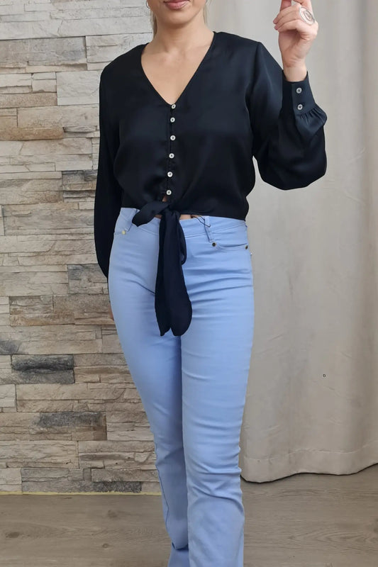 BLUSA ESSENCIAL PRETA COM DETALHE NO BOTÃO