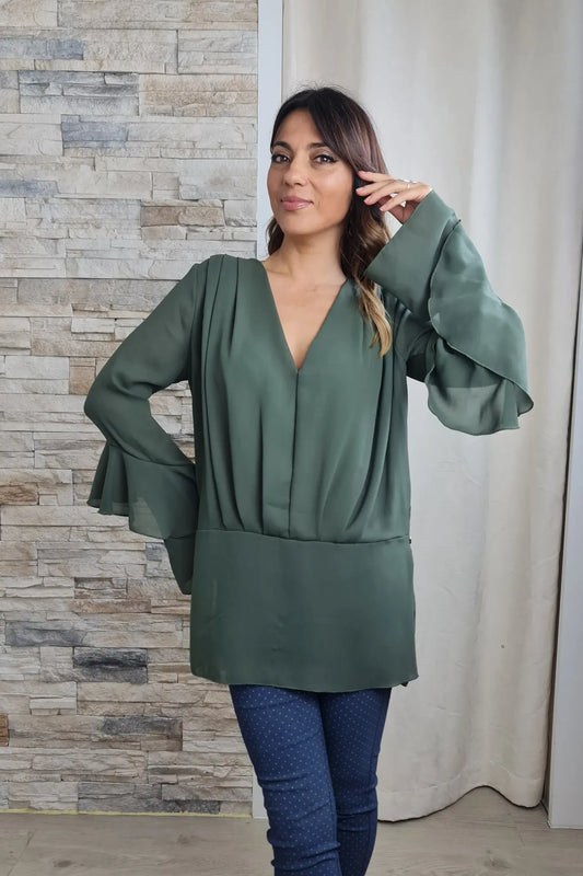 BLUSA VERDE COM FOLHOS NAS MANGAS