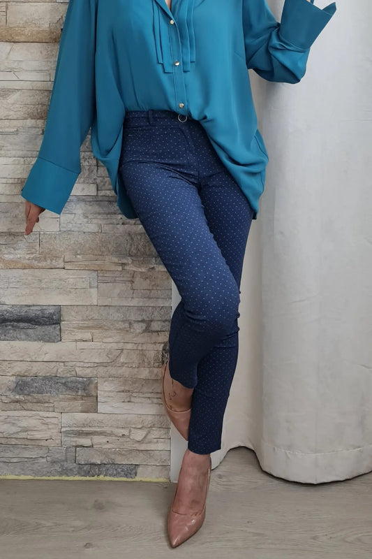 CALÇA JUSTA COM DETALHE DE BOLINHAS