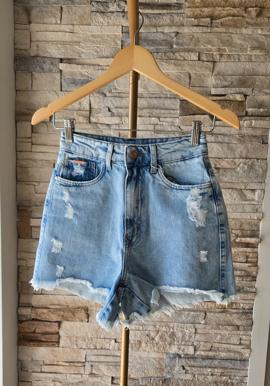 CALÇÕES DE GANGA CURTOS COM BORDADOS DE FRUTA