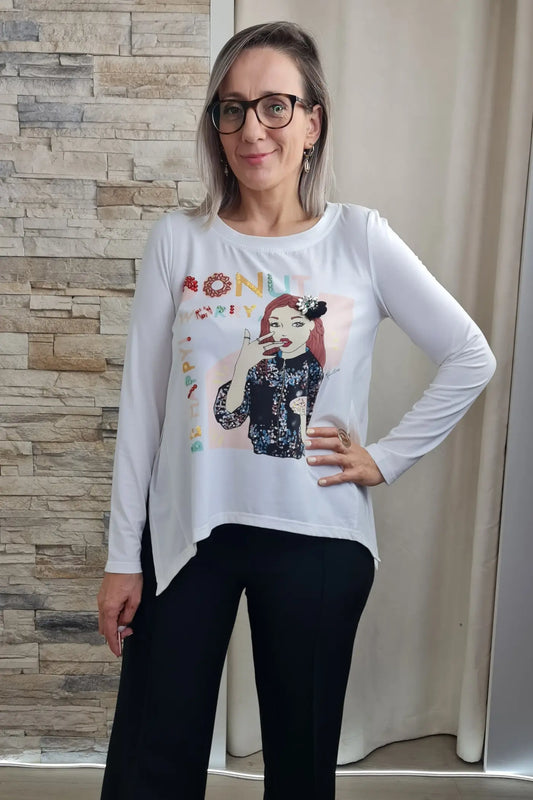 CAMISOLA DE MALHA BRANCA COM ESTAMPADO E LATERIAS IRREGULARES