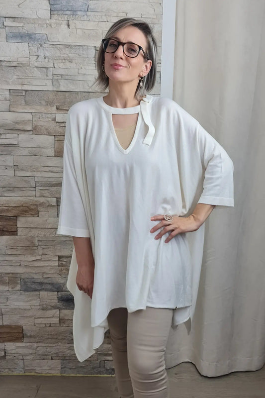 CAMISOLA EM CRÚ COM FIVELA NO DECOTE