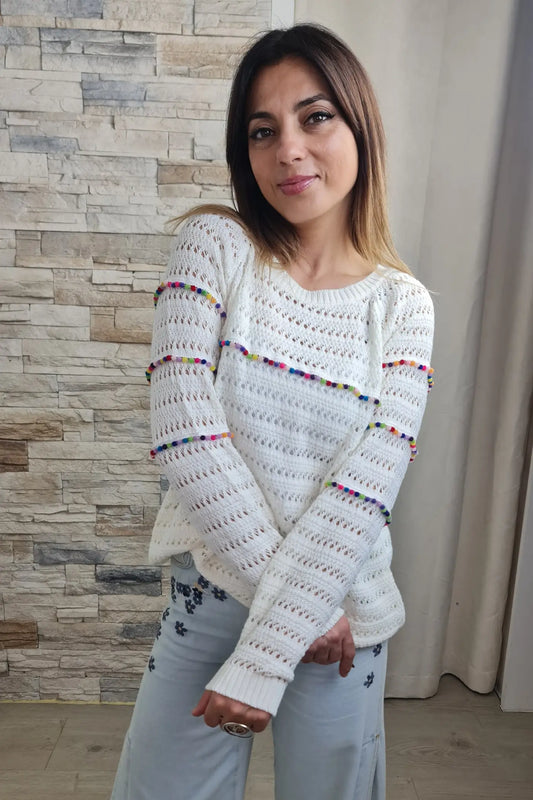 CAMISOLA BRANCA PERFURADA COM DETALHES COLORIDOS