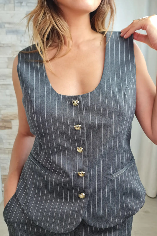 COLETE CINZENTO COM RISCA BEGE