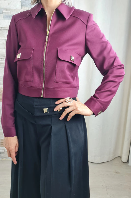 JAQUETA BORDEAUX COM DETALHES DOURADOS