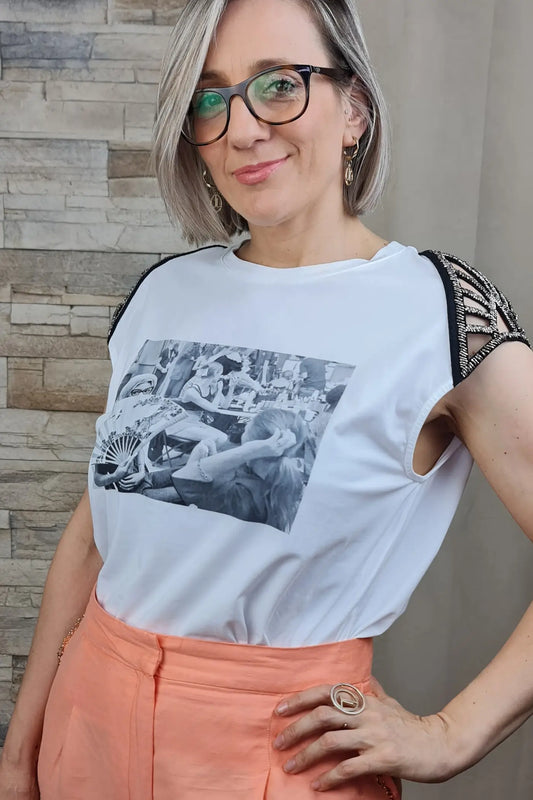 T-SHIRT DETALHE NA OMBREIRA BRANCA