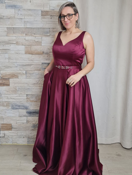 VESTIDO DE CERIMÓNIA BORDEAUX COM DETALHE NO CINTO