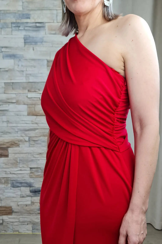 VESTIDO COMPRIDO EM UM SÓ OMBRO COM RACHA