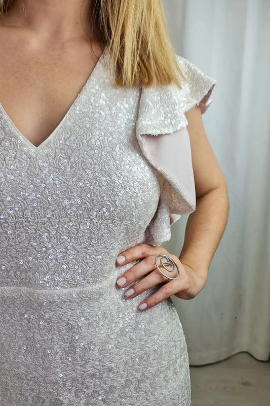 VESTIDO CURTO COM FOLHOS NOS OMBROS BEGE