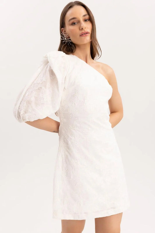 VESTIDO CURTO SÓ UM OMRBRO COM BORDADO PAETES