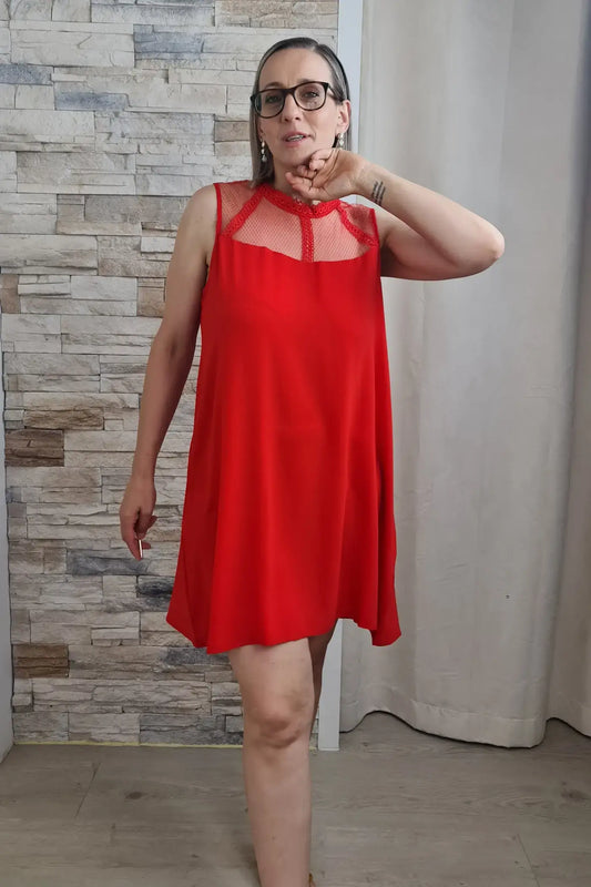 VESTIDO CURTO COM RENDA NO PESCOÇO