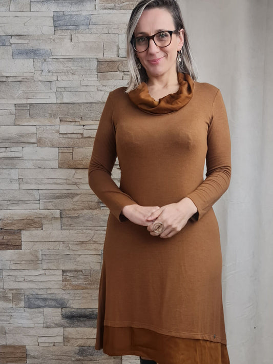 VESTIDO COM GOLA CAÍDA CAMEL