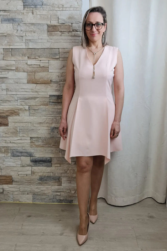 VESTIDO LISO COM DETALHE DE CORRENTE SALMÃO