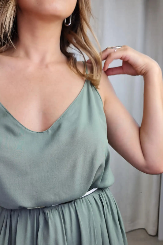 VESTIDO LONGO COM ALÇAS AJUSTÁVEIS EM VERDE SECO