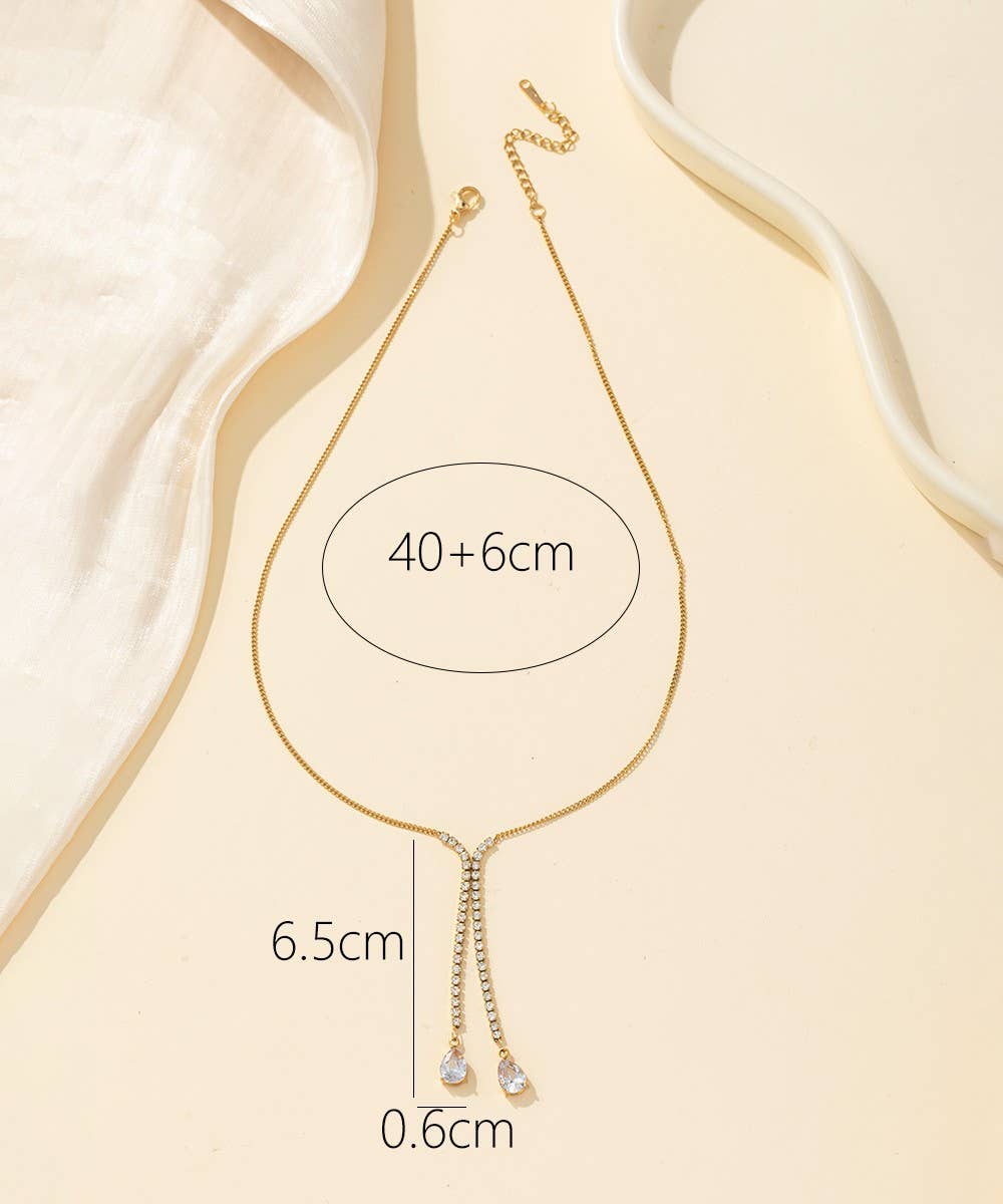 COLAR FINO COM DETALHE EM BRILHANTES