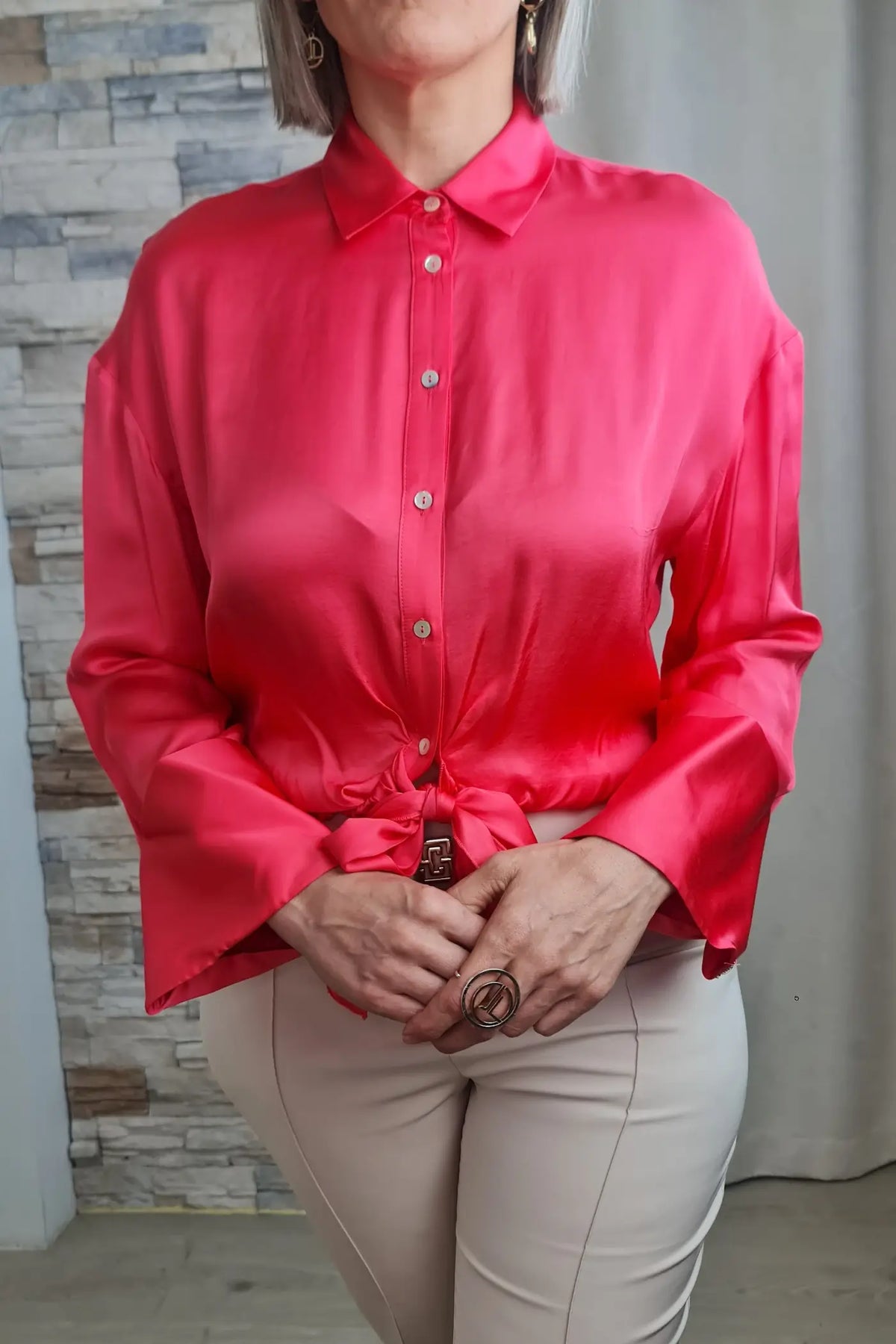 BLUSA COM EFEITO DOBRA NA MANGA