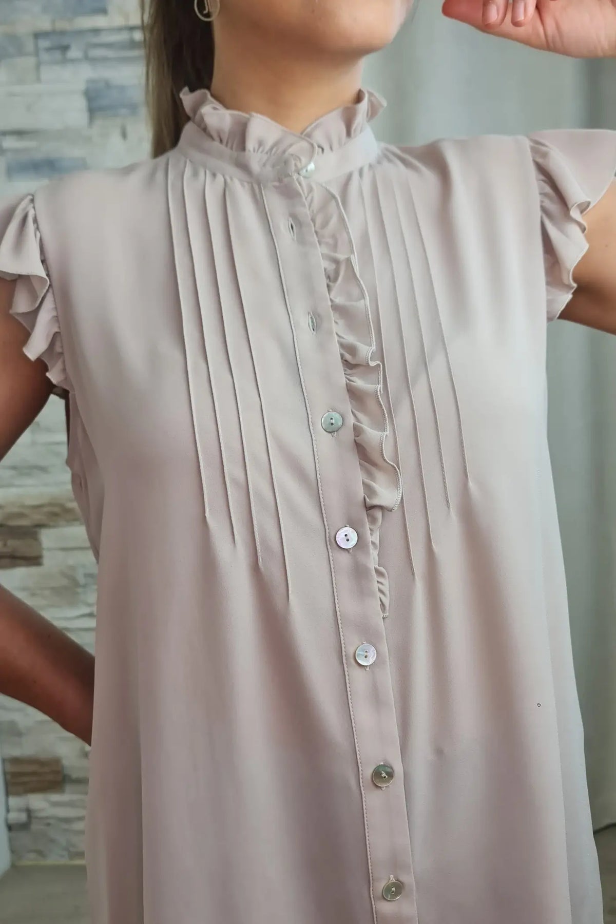BLUSA COM MINI FOLHOS E NERVURAS BEGE