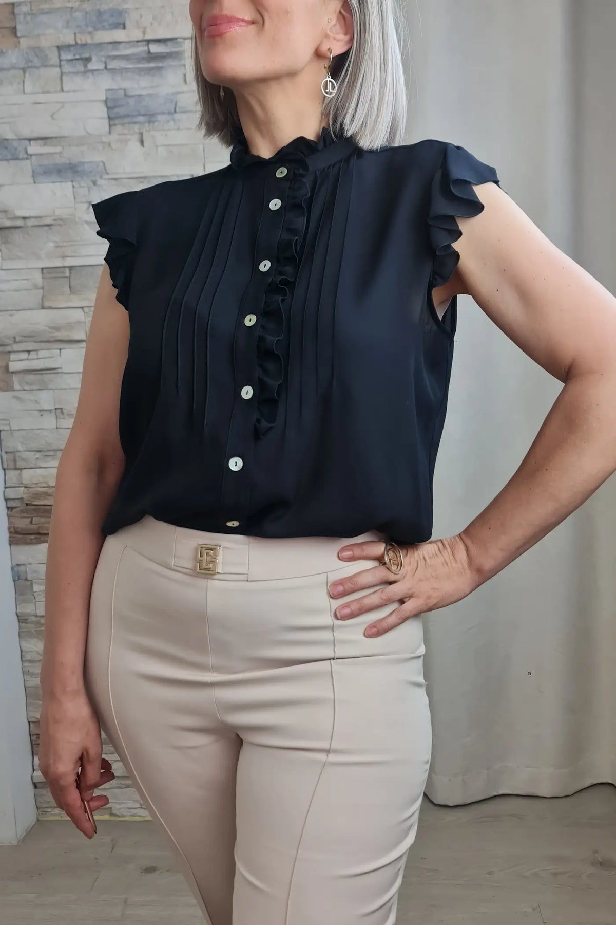 BLUSA COM MINI FOLHOS E NERVURAS PRETO