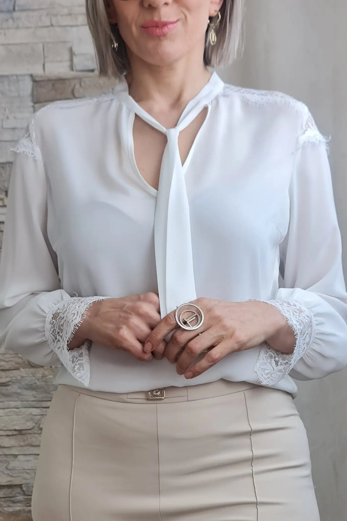 BLUSA COM RENDA NOS OMRBOS
