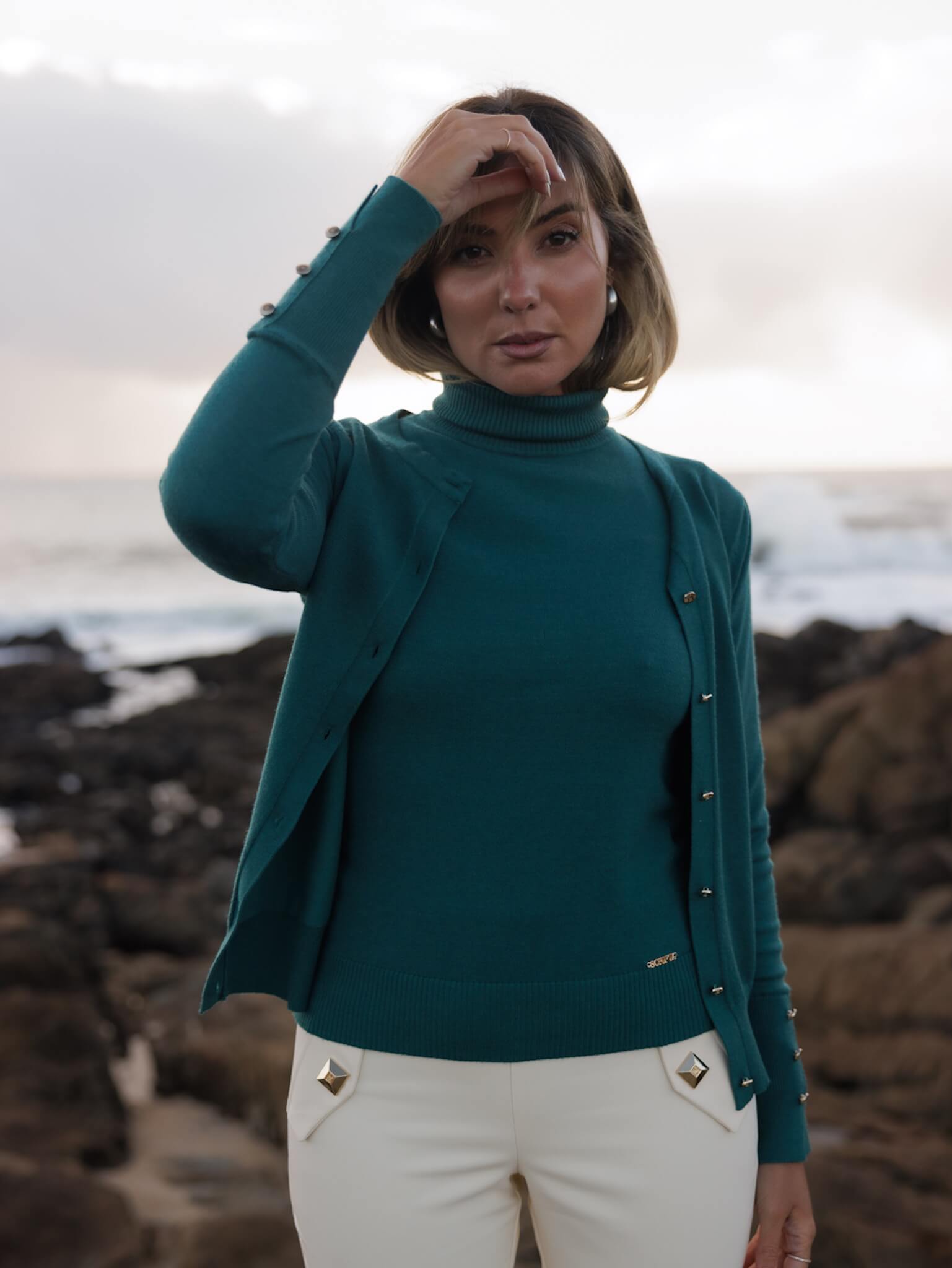 CAMISOLA DE MALHA COM GOLA ALTA