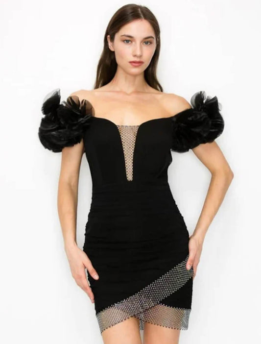 Vestido com Decote em Barco com Folhos e Brilhantes