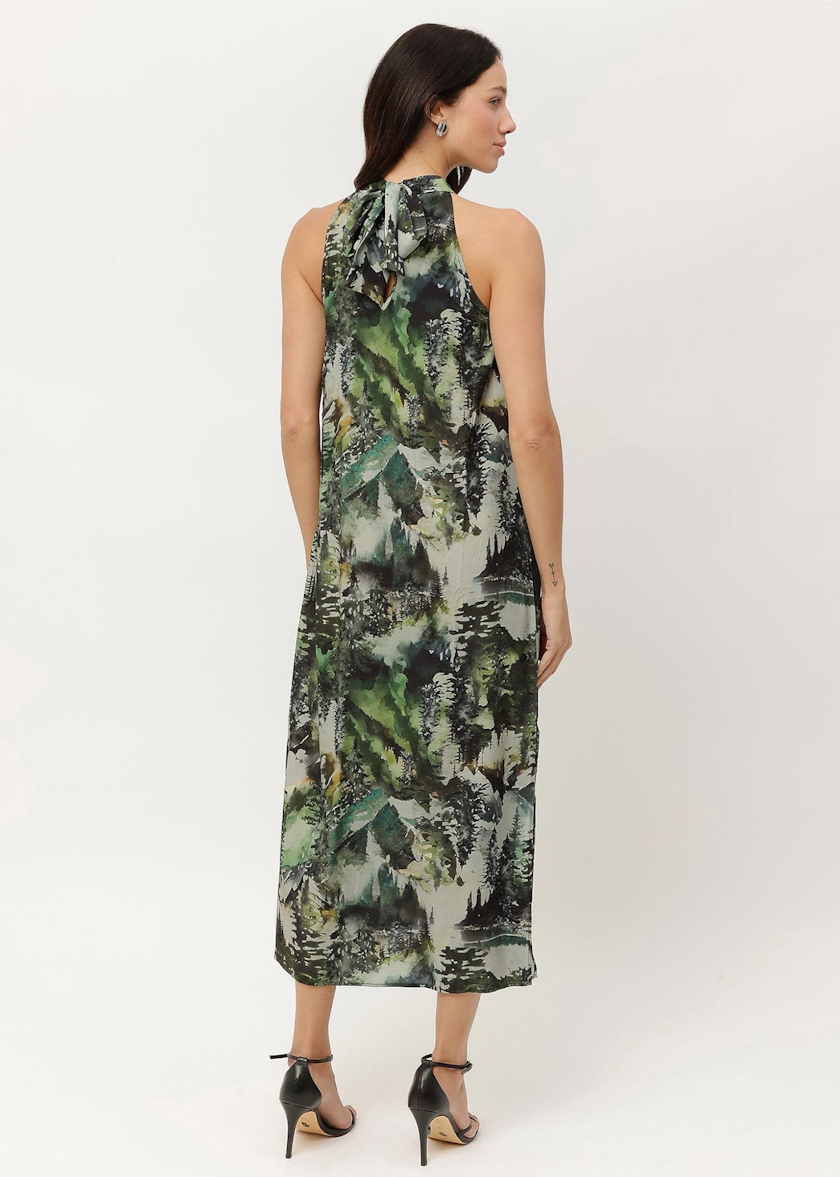VESTIDO MIDI ESTAMPADO COM GOLA ALTA