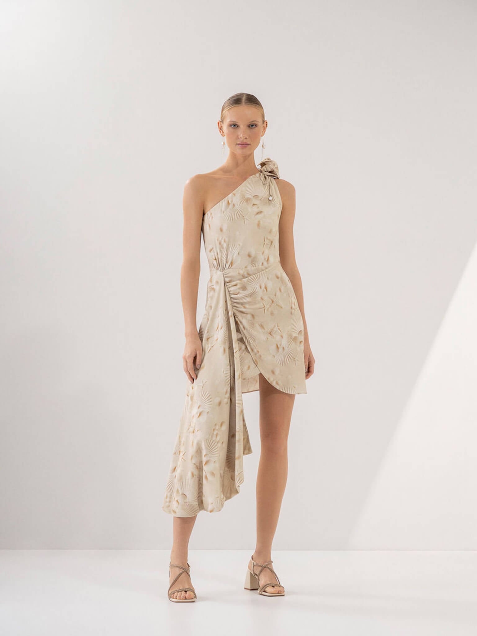 Vestido Estampado Irregular com Flor no Ombro